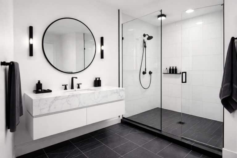 découvrez comment créer une salle de bain en noir et blanc élégante et moderne, avec des conseils déco et des idées pour un style intemporel et raffiné.